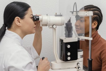 Visitas regulares ao oftalmologista e uma boa alimentação são as melhores maneiras de garantir a saúde ocular